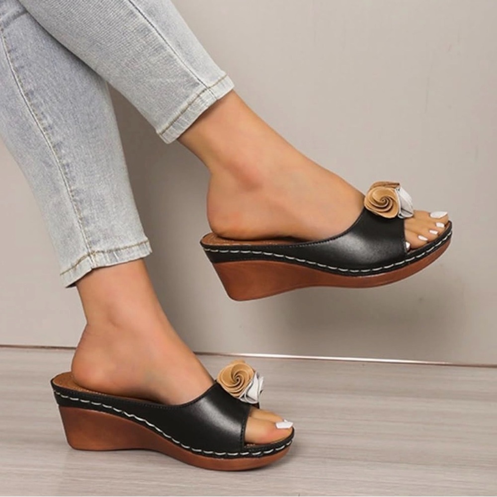 GOOD CHOICE NEW YORK “Sydney”Elegant Black Wedge Sandal with Floral Accent Sz 8